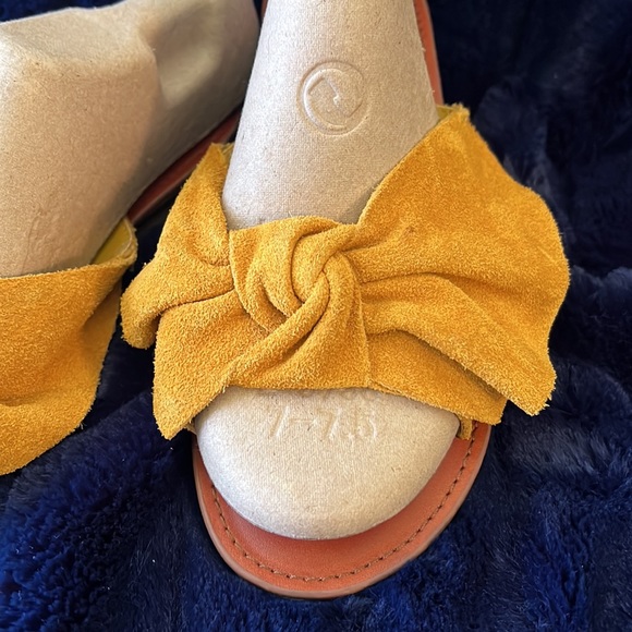 AMERICAN EAGLE. MUSTARD SLIP ON SANDALS. SUADE LIKE MATERIAL. LARGE BOW AS STRAP - Picture 2 of 8